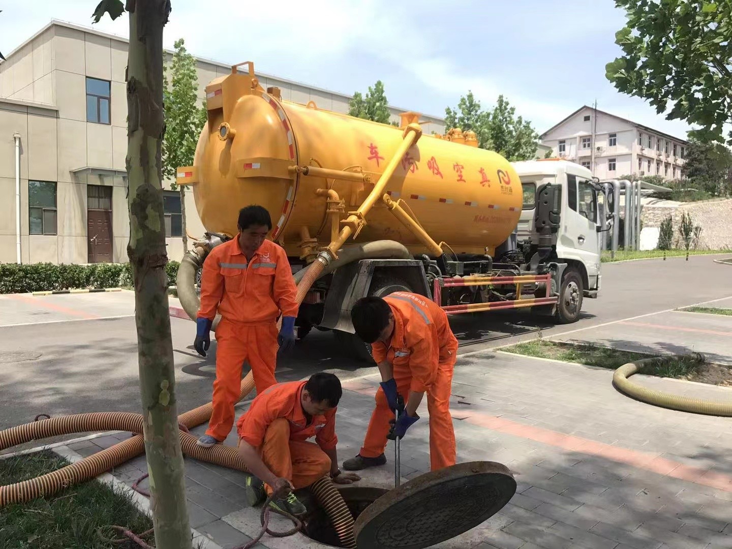 平山管道疏通车停在窨井附近