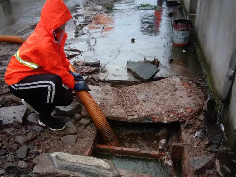 平山专业清理污水池 炜誉市政以规范流程守护城市 “肠道”